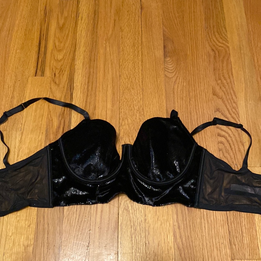 Black fashion bra from Victoria secrets line very hard to fine 36C